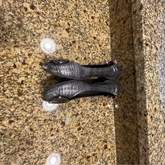 Tory Burch Reva Gray Silver Faux Snakeskin Ballet Flats Size 6.5 - Picture 4 of 9